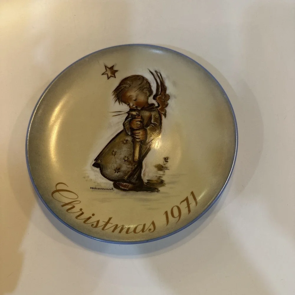 1971 Collector Series Christmas Plate by‎ Sister Berta Hummel